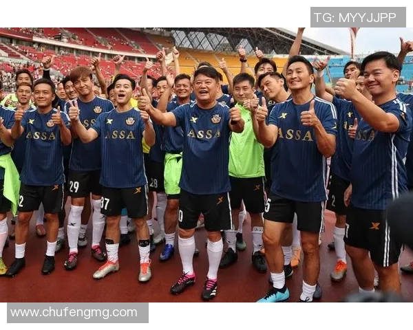 足球明星间热情碰拳庆祝胜利 展现团队精神与凝聚力